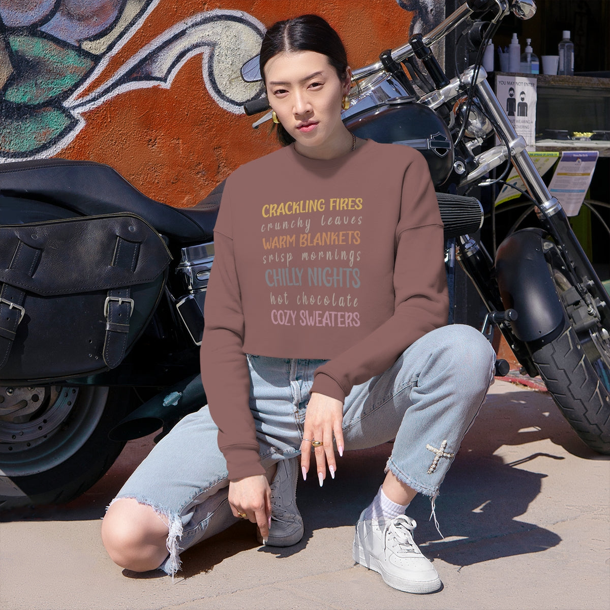 Cracking fires Chilly Night Design Women's Cropped Sweatshirt