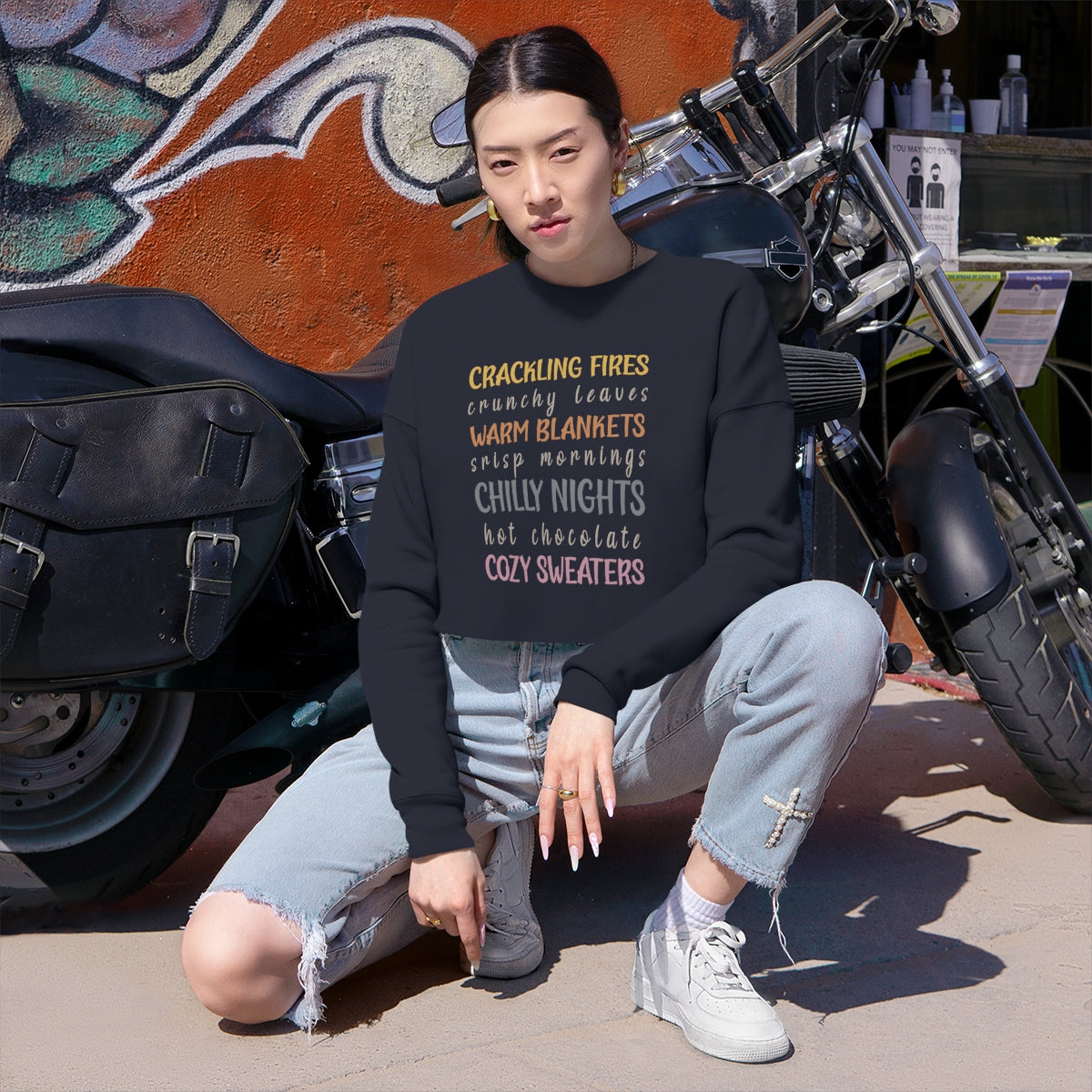 Cracking fires Chilly Night Design Women's Cropped Sweatshirt